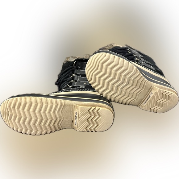 Waterproof Sorel boots size 6 - Picture 3 of 4